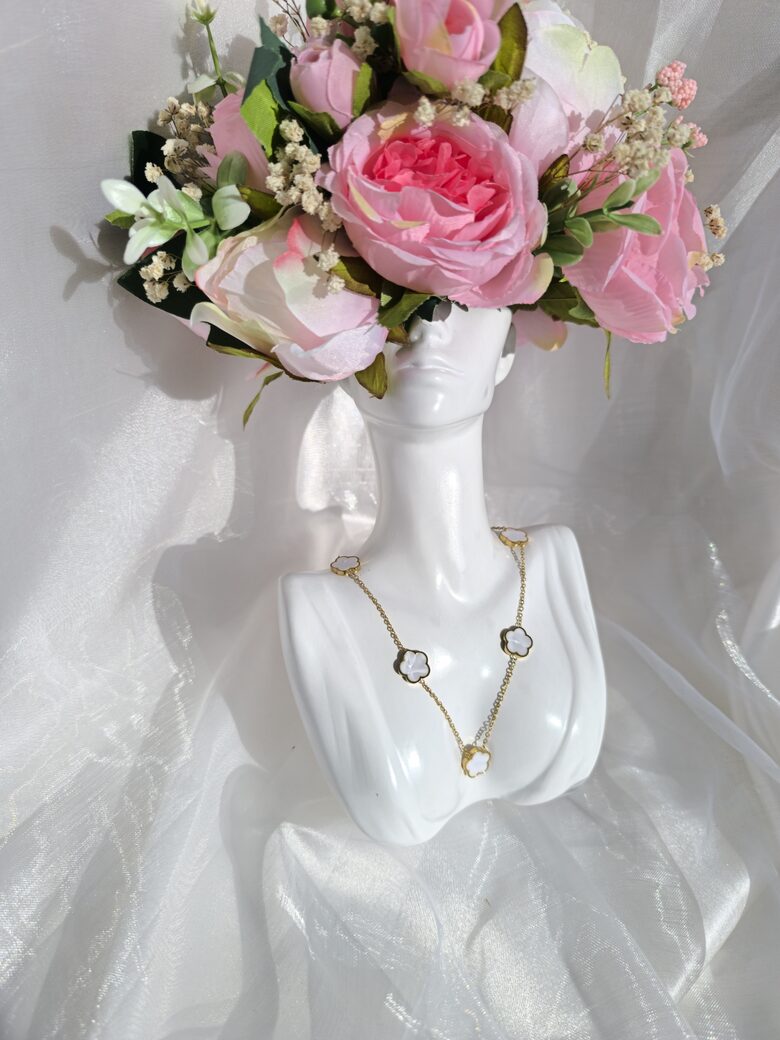 Kaklarota - Baltās puķes