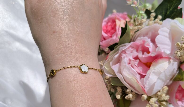 Rokassprādze - Baltās puķes